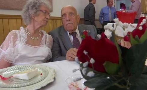 رجل بعمر 95 يتزوج سيدة 81 عاما