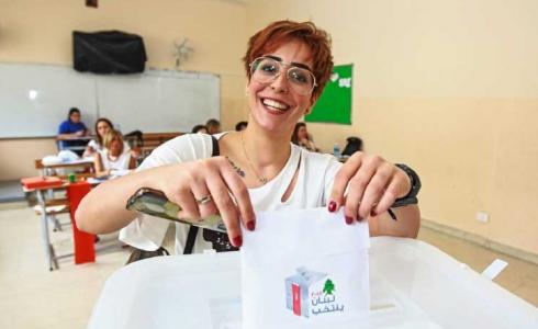 مواطنة لبنانية تشارك في الانتخابات البرلمانية في لبنان