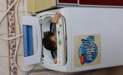 إخراج طفل علق داخل غسالة