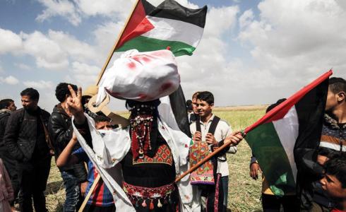 مواطنون من غزة يشاركون في فعاليات مسيرة العودة وكسر الحصار السلمية شرق القطاع