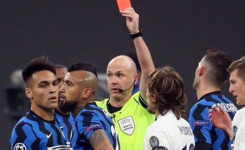 لحظة طرد فيدال أمام ريال مدريد
