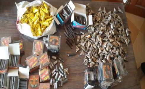 جانب من المفرقعات التي ضبتها طواقم وزارة الاقتصاد