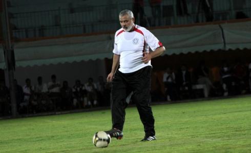 إسماعيل هنية يلعب كرة القدم في ملعب اليرموك بمدينة غزة