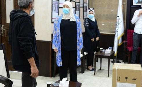 غنام تسلم مريضاً من غزة جهاز توليد أكسجين اصطناعي