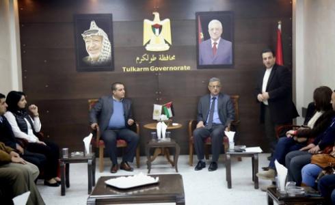 محافظ طولكرم خلال الاعلان