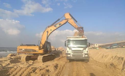 تنفيذ أعمال تدعيم مناطق متفرقة من ساحل غزة