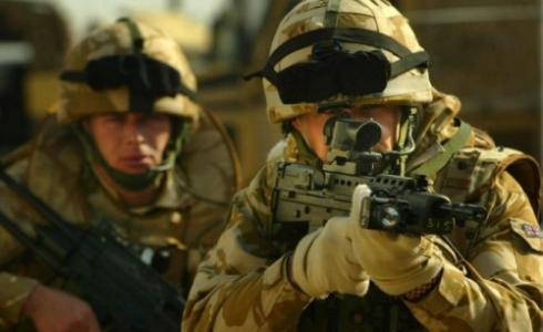 ماي تقول إنه يجب أن تفخر المملكة المتحدة بأداء قواتها المسلحة "المنضبط".