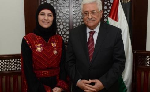 الرئيس محمود عباس والمعلمة حنان الحروب