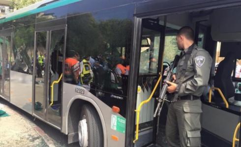 جندي يحرس حافلة مستوطنين