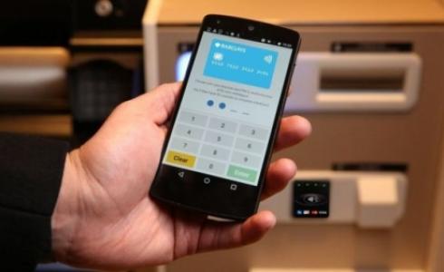 تسمح التقنية الجديدة لعملاء باركليز بإجراء عمليات السحب عن طريق الهاتف الذكي