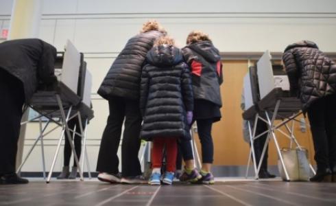 ناخبون في إحدى اللجان في ولاية كونيكتكت 