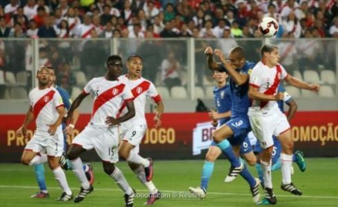 جانب من مباراة البيرو والبرازيل