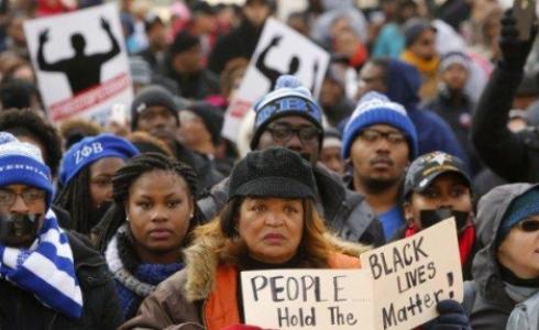 السود يتظاهرون في أمريكا