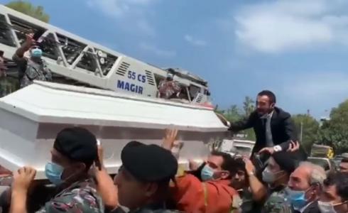 لبناني يودع "ببدلة الزفاف" خطيبته التي توفيت من انفجار بيروت