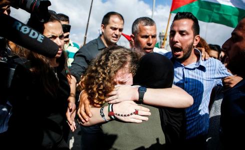 لحظة الإفراج عن الفلسطينية عهد التميمي ووالدتها ناريمان من السجون الإسرائيلية