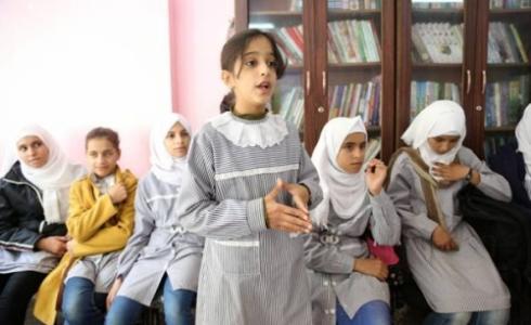 طالبة تشارك خلال جلسة توعية حول موضوع الزواج المبكر