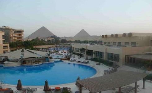 مصر تعيد فتح الفنادق جزئيًا أمام السياحة الداخلية رغم كورونا