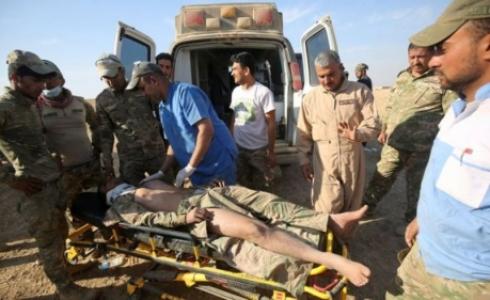 اخلاء جريح من الجيش العراقي في معركة السيطرة على بلدة حمام العليل الاثنين