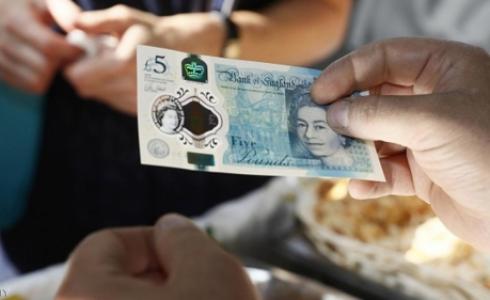 تراجع الجنيه 0.5 بالمئة إلى 90.51 بنس مقابل اليورو أيضا.