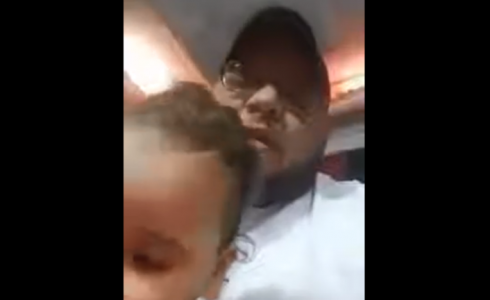 مشهد من فيديو الرجل الذي عنف ابنته في السعودية