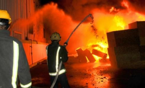  صورة أرشيفية   لرجال الاطفاء في محاولة اخماد حريق