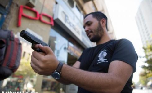 اسرائيلي يحمل مسدس