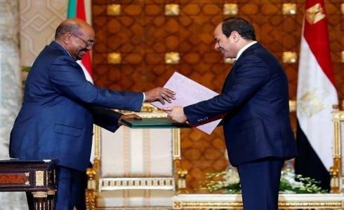 الرئيس المصري عبد الفتاح السيسي مع نظيره السودان عمر البشير