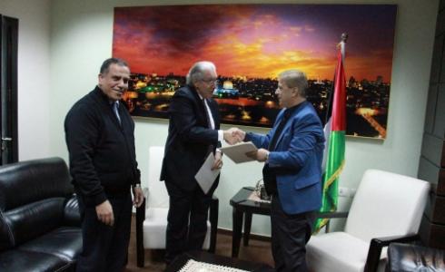 وزير الصحة يوقع اتفاقية مع المؤسسة العالمية للتعليم