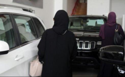 سعوديات في معرض للسيارات في جدة