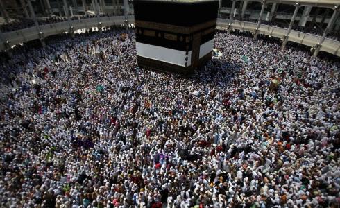 حجاج يطفون في رحاب مكة المكرمة