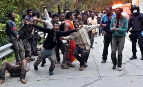 مهاجرون يحتفلون بتمكنهم من العبور إلى مدينة سبتة