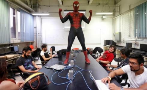 موازيس يلقي درسه على الطلاب مرتديا زي "سبايدر مان" (رويترز)