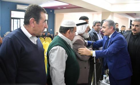 اشتية يقدم واجب العزاء بالشهيد حمايل