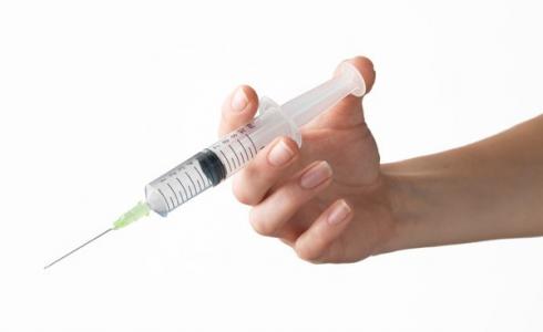 سيدة صينية تحقن وريدها بـ"كوكتيل فواكه" - أرشيفية