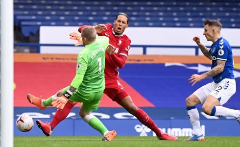  النجم الهولندي فيرجيل فان دايك مدافع فريق ليفربول