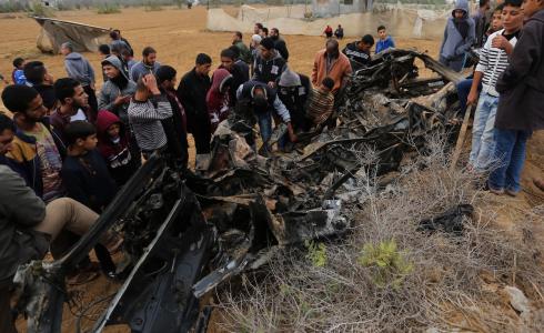 استهداف سيارة شرق خانيونس جنوبي قطاع غزة -ارشيف-