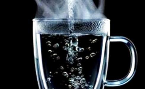 فوائد شرب الماء الدافئ