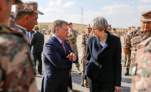 الملك عبد الله وماي أثناء تفقدهما منشأة عسكرية أردنية