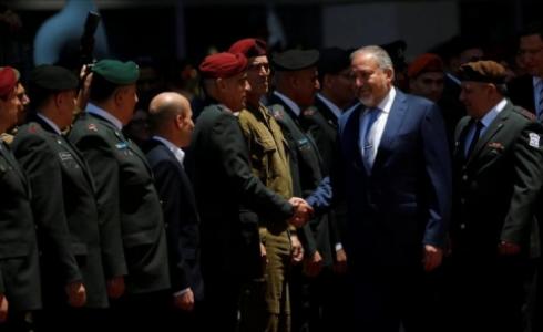 أفيغدور ليبرمان يصافح جنرالات بالجيش أثناء حفل ترحيبي بوزارة الأمن