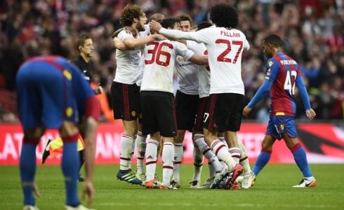 لاعبو مانشستر يونايتد يحتفلون بالفوز 