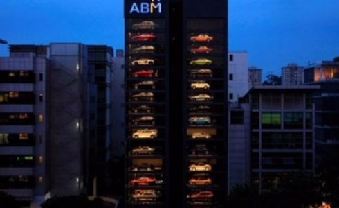 آلة بيع عملاقة لعرض سيارات فارهة