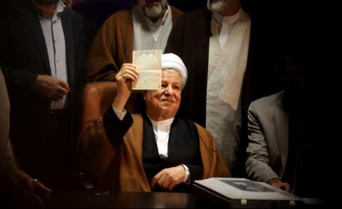 رفسنجاني أثناء إعلان ترشحه للبرلمان (وكالات)