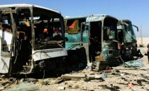 عراقي يتفحص موقع تفجير انتحاري في مدينة سامراء