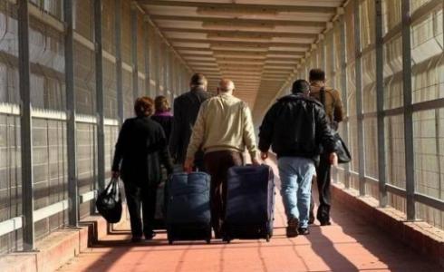 مسافرون فلسطينيون عبر معبر بيت حانون