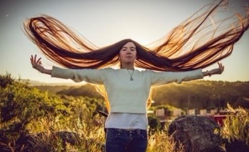 أرجنتينية تدخل غينيس بأطول شعر مراهقة في العالم