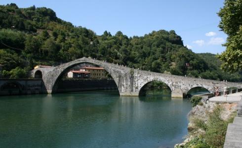 جسر ماريا ماغدالينا في مدينة بورغو-أ-موتسانو إيطاليا 