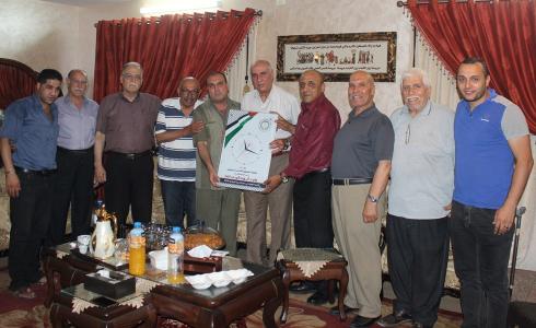 قدامى الرياضيين تكرم رئيس المجلس الأولمبي الفلسطيني 