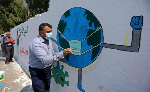 رئيس بلدية دير البلح يفتتح جدارية وسط المدينة