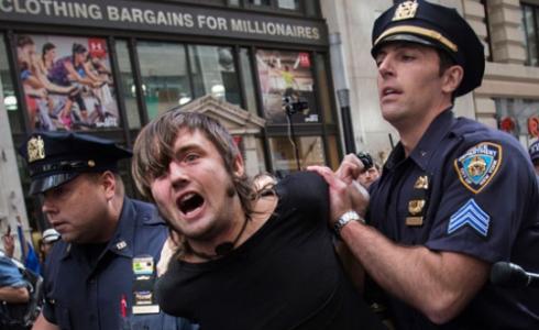 الشرطة الأميريكية تعتقل أحد المتظاهرين" تعبيرية"