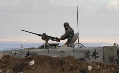 جندي أردني فوق دبابته على الحدود مع سوريا.